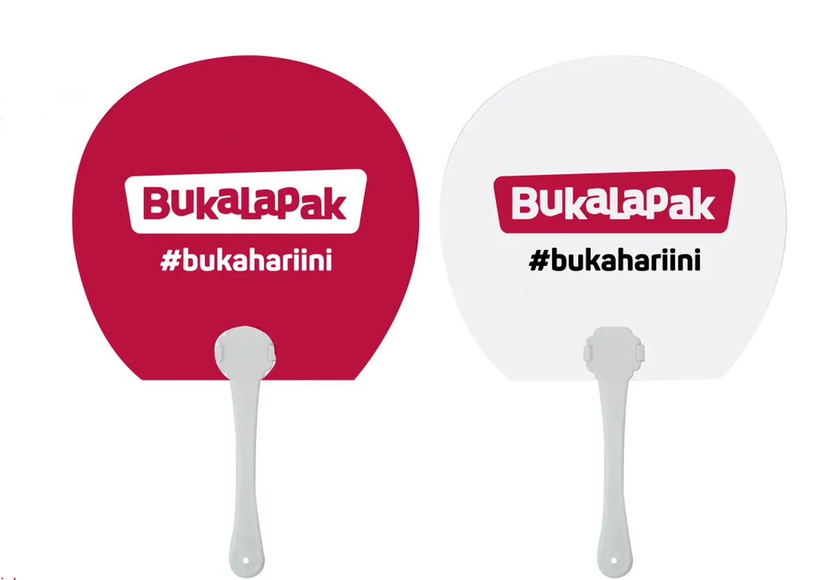 Contoh merchandise custom seperti kipas promosi untuk event dan corporate gift